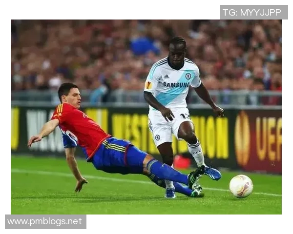 足球中锋的战术解析与技术提升之路探讨